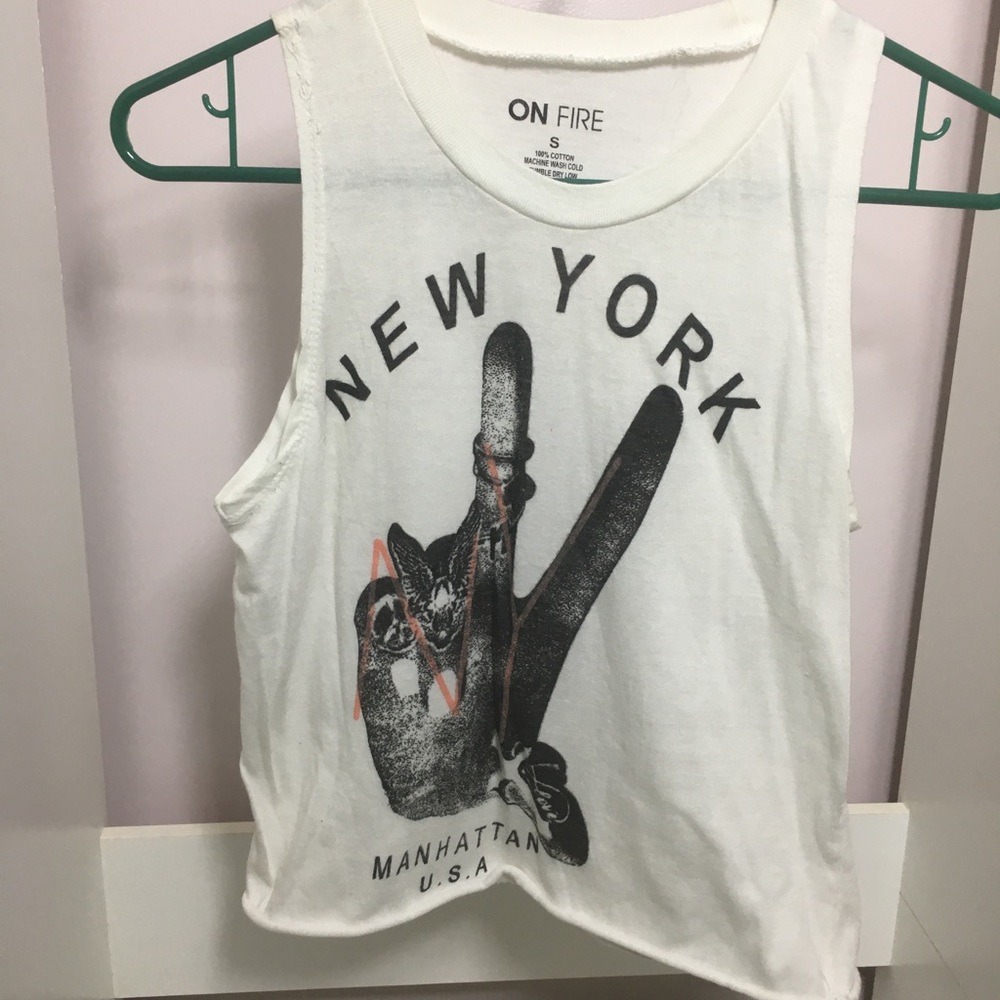 On fire “Manhattan NYC✌🏼” crop top size small price🔻